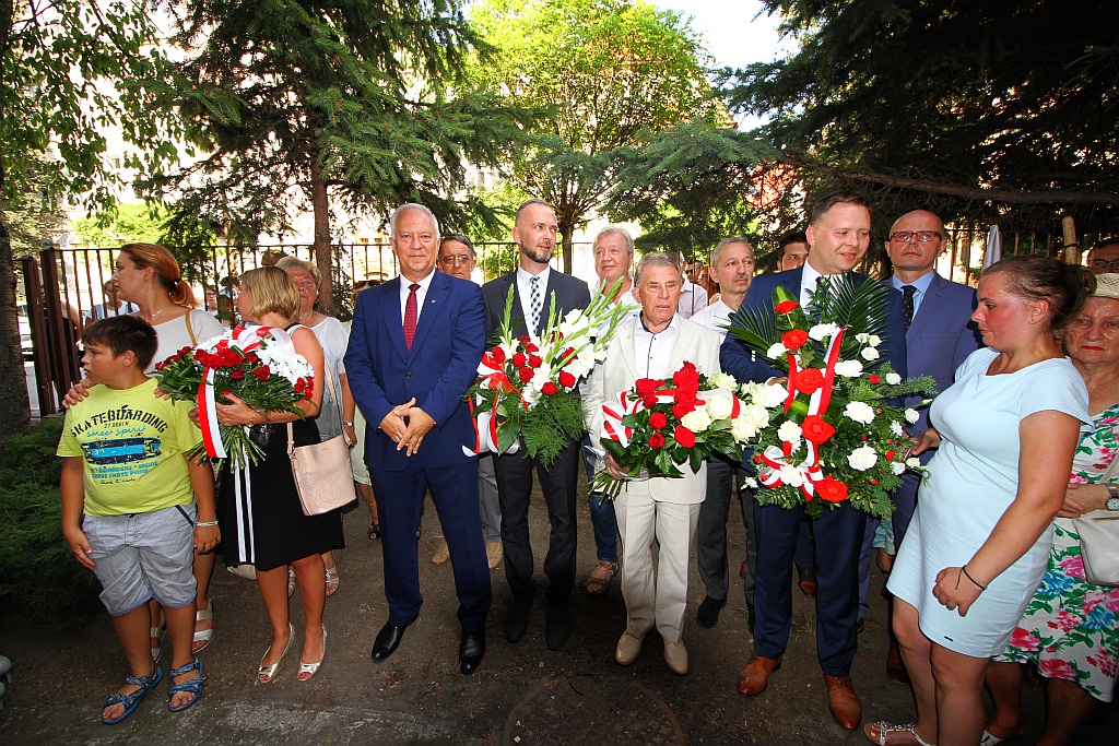 Hołd i kwiaty pod tablicą Szarych Szeregów w rocznicę powstania