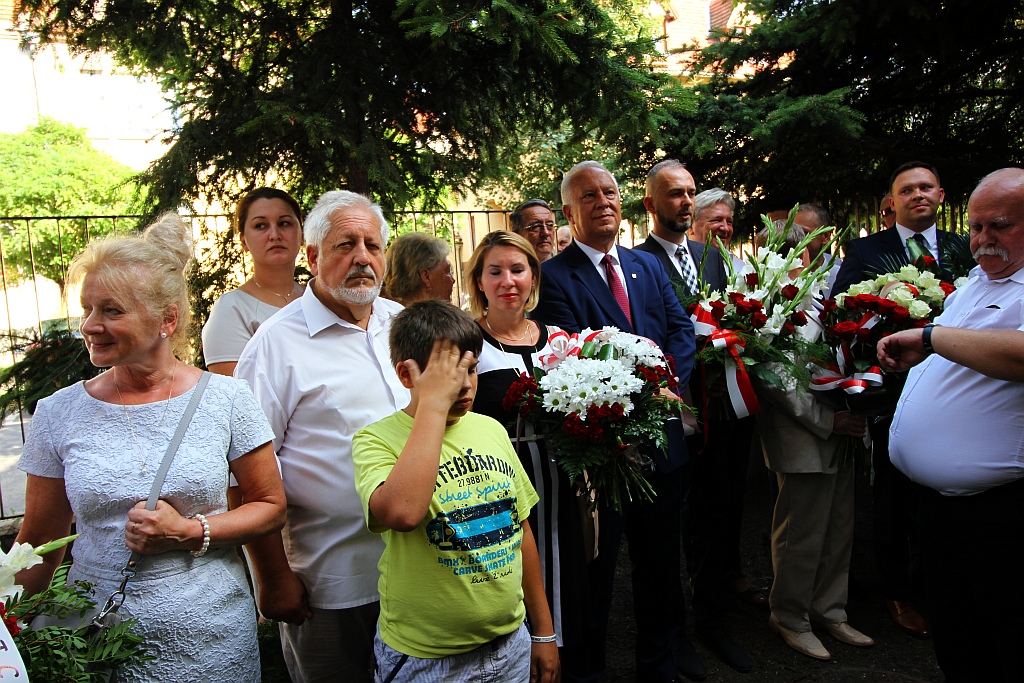 Hołd i kwiaty pod tablicą Szarych Szeregów w rocznicę powstania