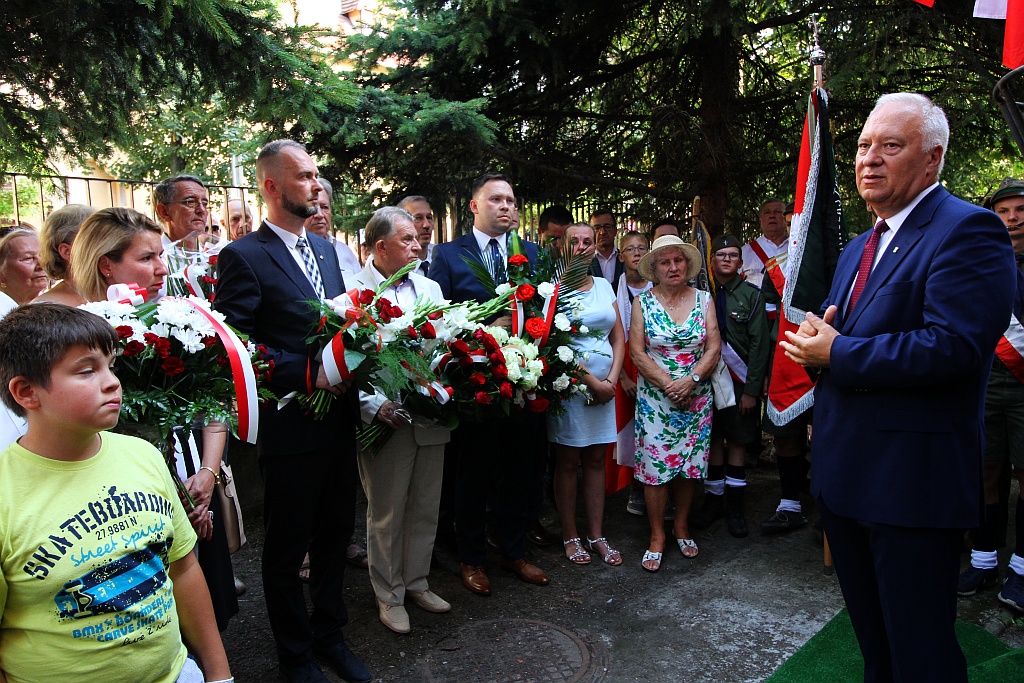 Hołd i kwiaty pod tablicą Szarych Szeregów w rocznicę powstania