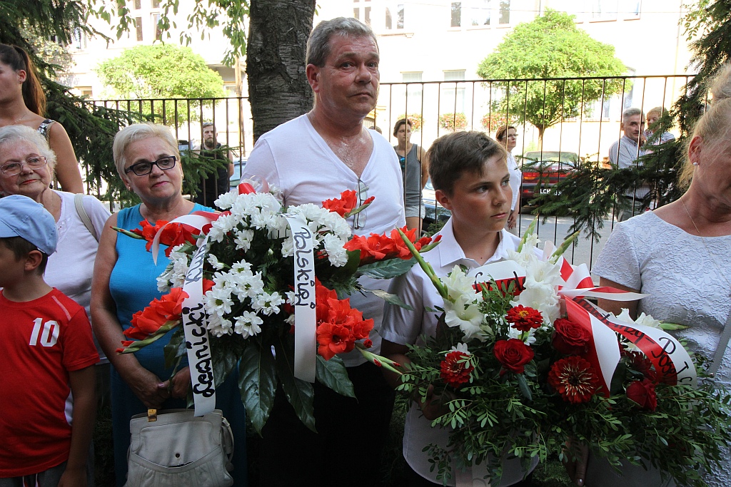 Hołd i kwiaty pod tablicą Szarych Szeregów w rocznicę powstania