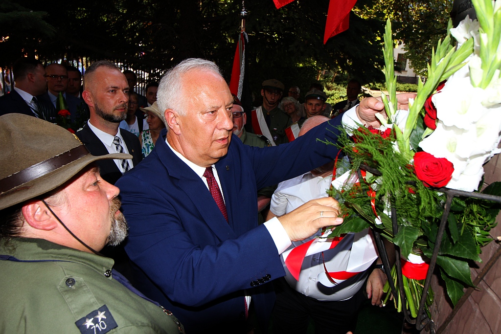 Hołd i kwiaty pod tablicą Szarych Szeregów w rocznicę powstania