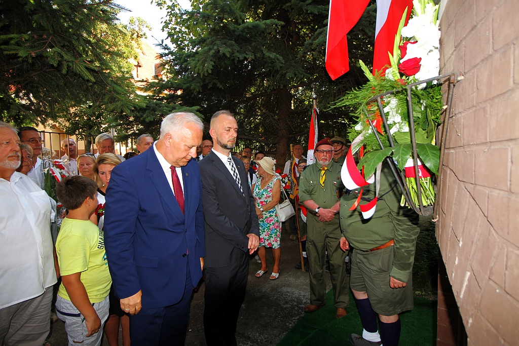 Hołd i kwiaty pod tablicą Szarych Szeregów w rocznicę powstania