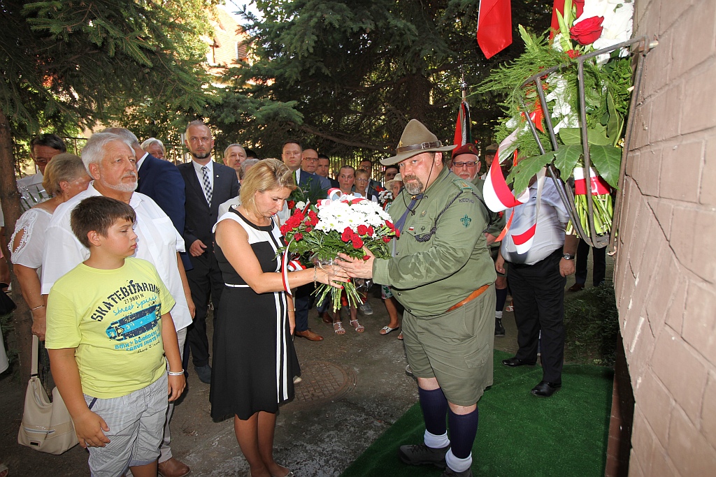 Hołd i kwiaty pod tablicą Szarych Szeregów w rocznicę powstania