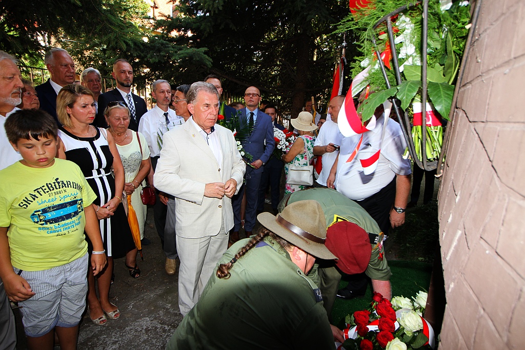 Hołd i kwiaty pod tablicą Szarych Szeregów w rocznicę powstania