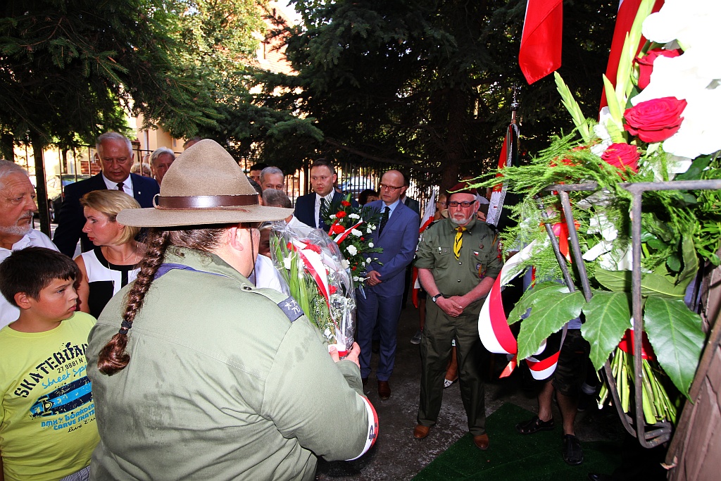 Hołd i kwiaty pod tablicą Szarych Szeregów w rocznicę powstania
