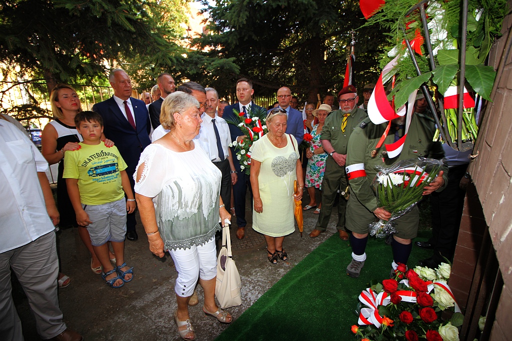 Hołd i kwiaty pod tablicą Szarych Szeregów w rocznicę powstania