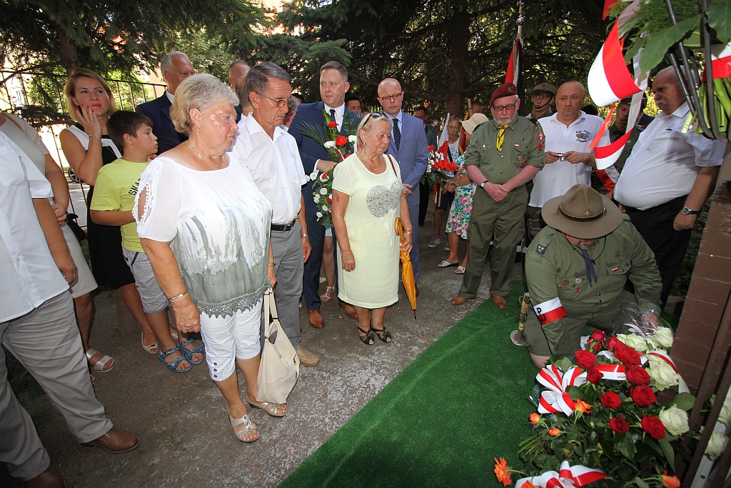 Hołd i kwiaty pod tablicą Szarych Szeregów w rocznicę powstania