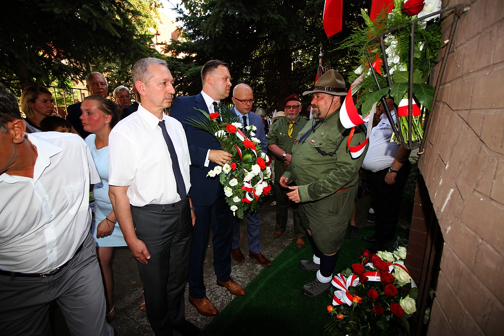 Hołd i kwiaty pod tablicą Szarych Szeregów w rocznicę powstania