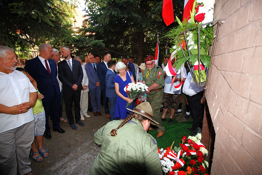 Hołd i kwiaty pod tablicą Szarych Szeregów w rocznicę powstania