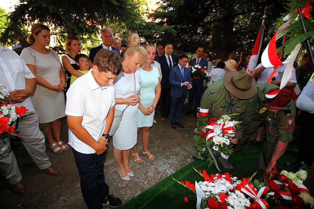 Hołd i kwiaty pod tablicą Szarych Szeregów w rocznicę powstania