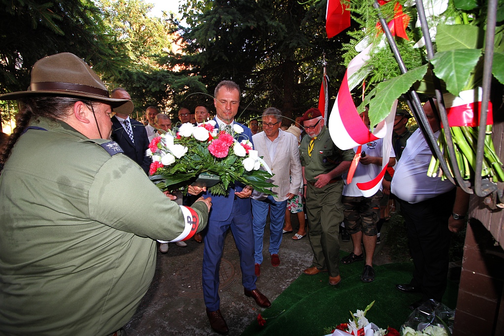Hołd i kwiaty pod tablicą Szarych Szeregów w rocznicę powstania