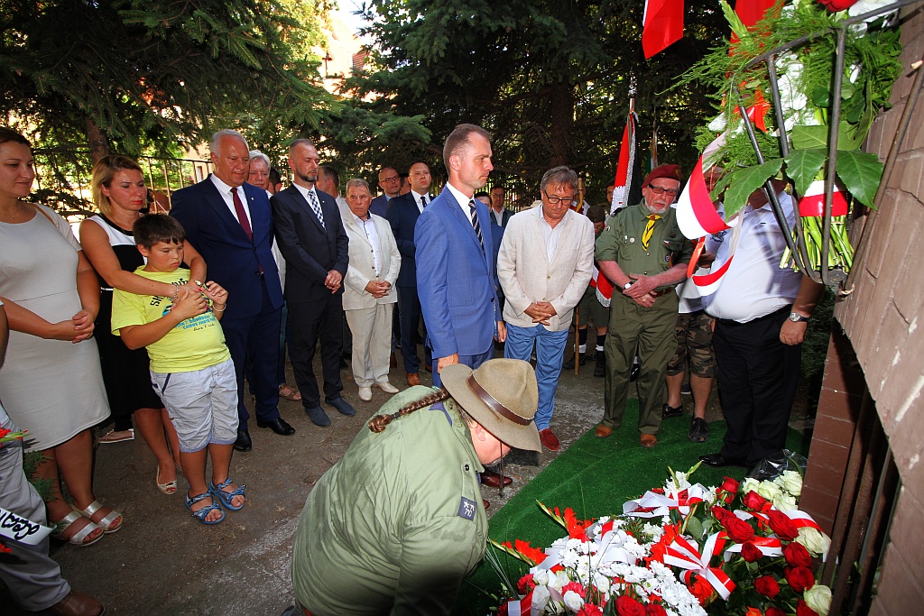 Hołd i kwiaty pod tablicą Szarych Szeregów w rocznicę powstania