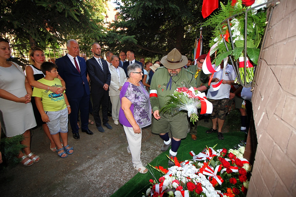 Hołd i kwiaty pod tablicą Szarych Szeregów w rocznicę powstania