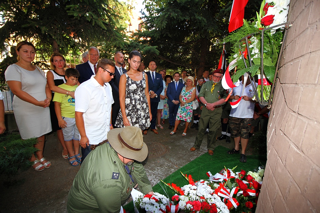 Hołd i kwiaty pod tablicą Szarych Szeregów w rocznicę powstania