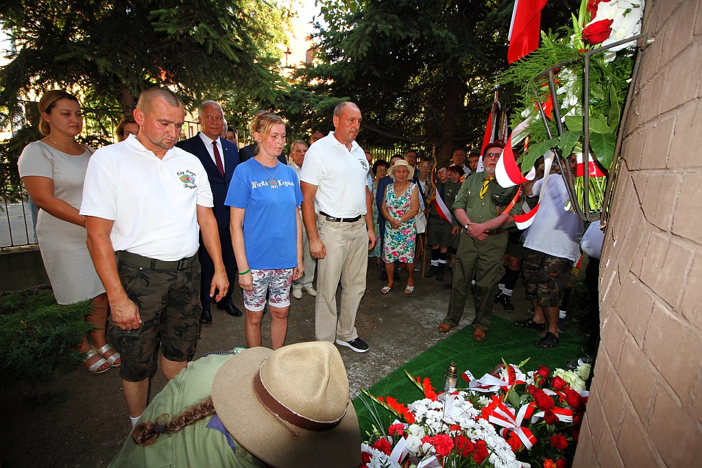 Hołd i kwiaty pod tablicą Szarych Szeregów w rocznicę powstania