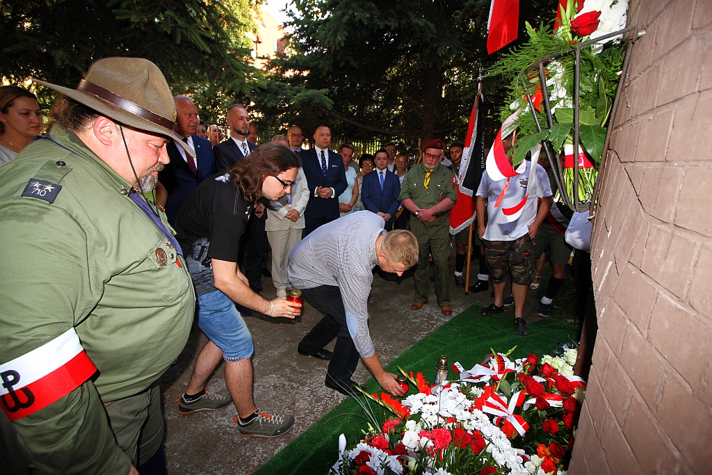 Hołd i kwiaty pod tablicą Szarych Szeregów w rocznicę powstania