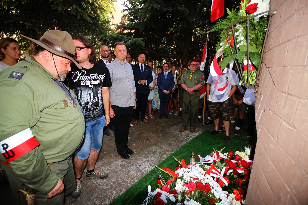 Hołd i kwiaty pod tablicą Szarych Szeregów w rocznicę powstania