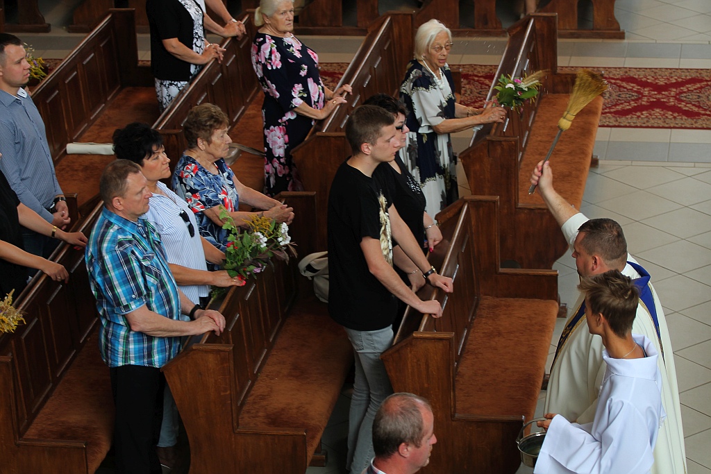 Poświęcenie kwiatów i ziół w kościele na Osiedlu Kopernika