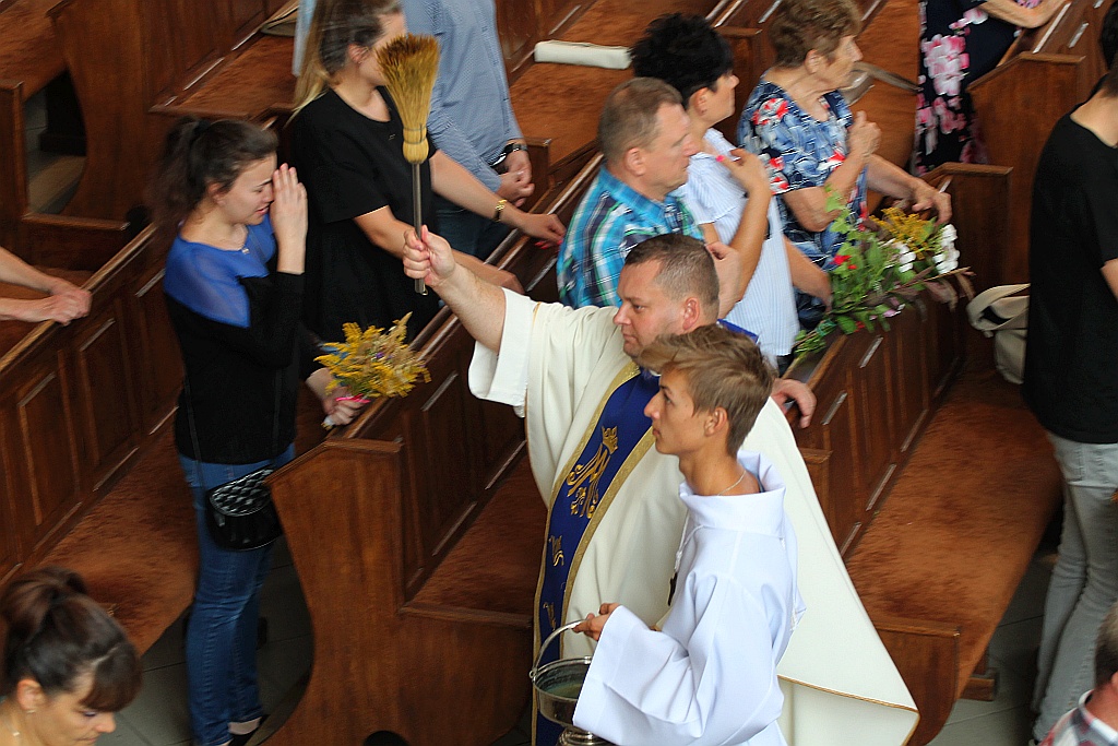 Poświęcenie kwiatów i ziół w kościele na Osiedlu Kopernika