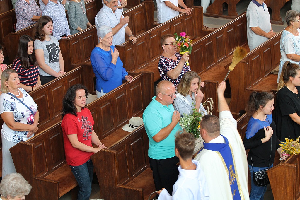 Poświęcenie kwiatów i ziół w kościele na Osiedlu Kopernika