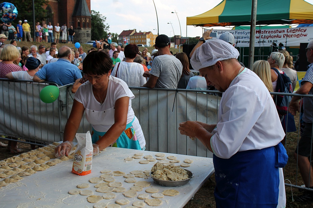 Ewa Tuchto tegoroczną mistrzynią w lepieniu pierogów