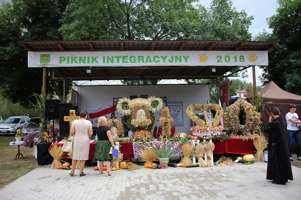 Mieszkańcy gminy Ruja bawią się na dożynkach w Tyńcu