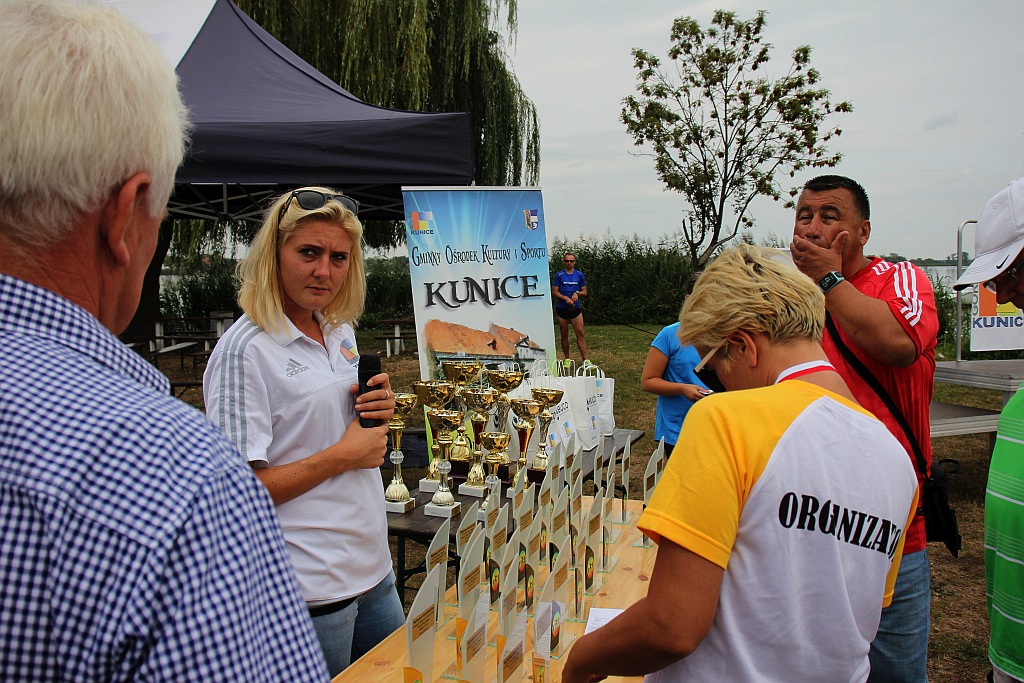 IV Kunicki Bieg Reggae - ceremonia wręczenia nagród na jeziorem