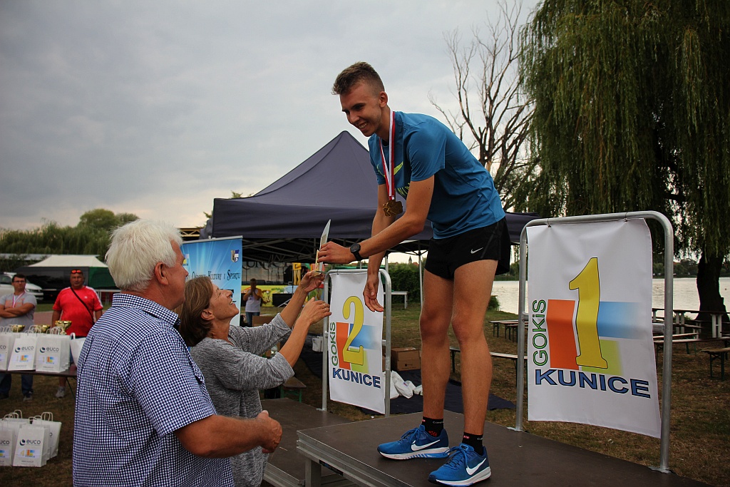 IV Kunicki Bieg Reggae - ceremonia wręczenia nagród na jeziorem