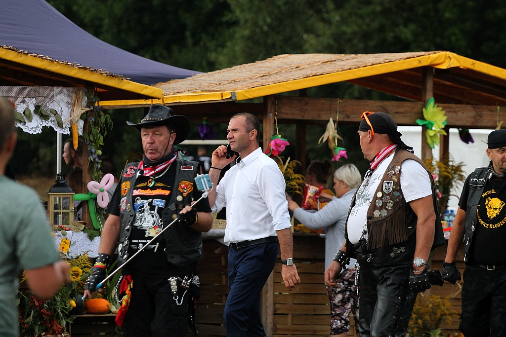 Mieszkańcy gminy Ruja bawią się na dożynkach w Tyńcu
