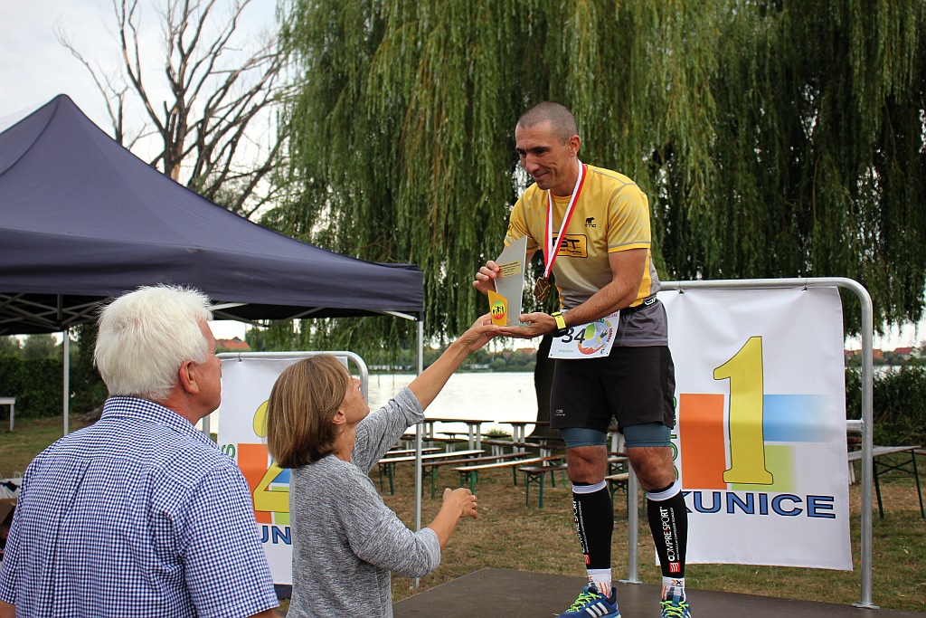IV Kunicki Bieg Reggae - ceremonia wręczenia nagród na jeziorem