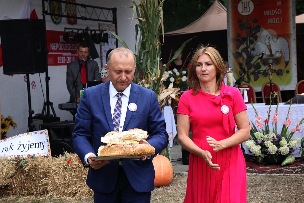 Mieszkańcy gminy Ruja bawią się na dożynkach w Tyńcu