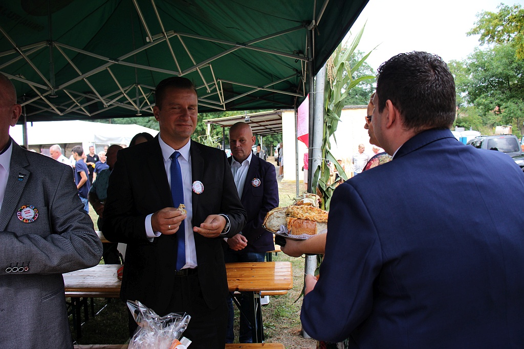Mieszkańcy gminy Ruja bawią się na dożynkach w Tyńcu