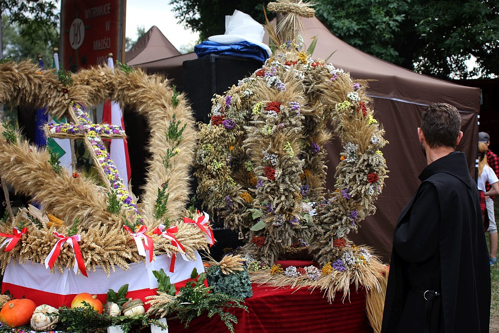 Mieszkańcy gminy Ruja bawią się na dożynkach w Tyńcu