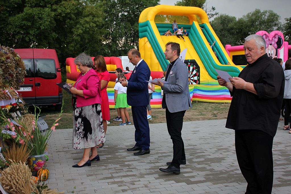 Mieszkańcy gminy Ruja bawią się na dożynkach w Tyńcu