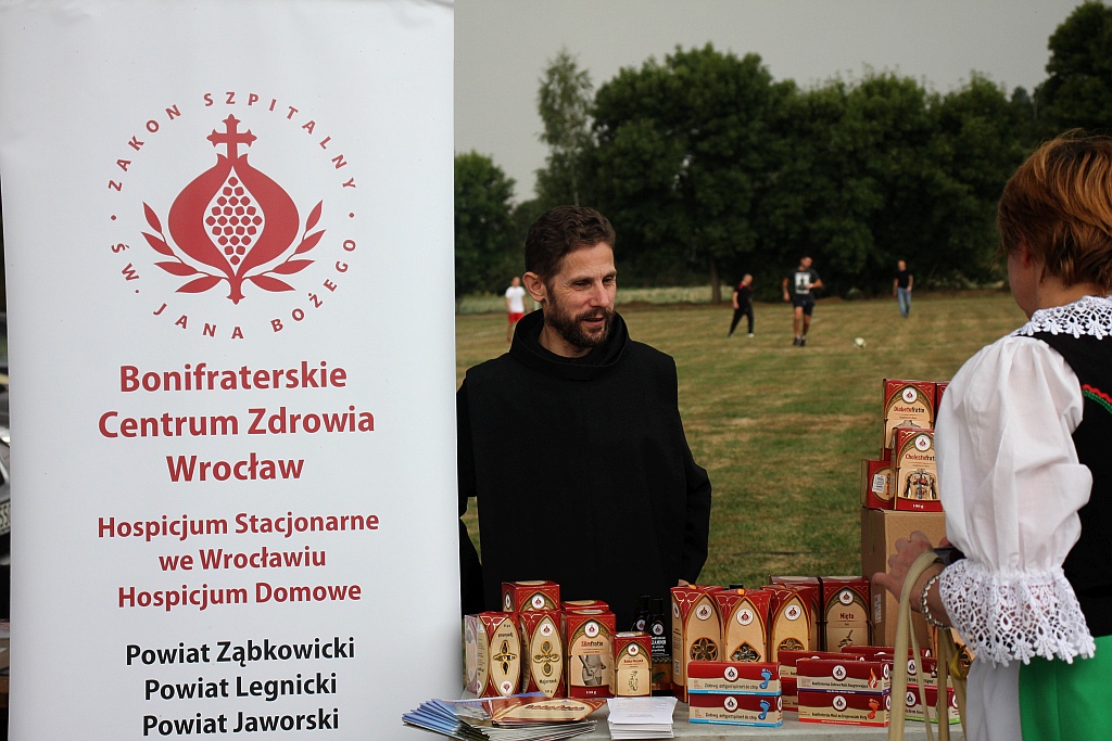 Mieszkańcy gminy Ruja bawią się na dożynkach w Tyńcu