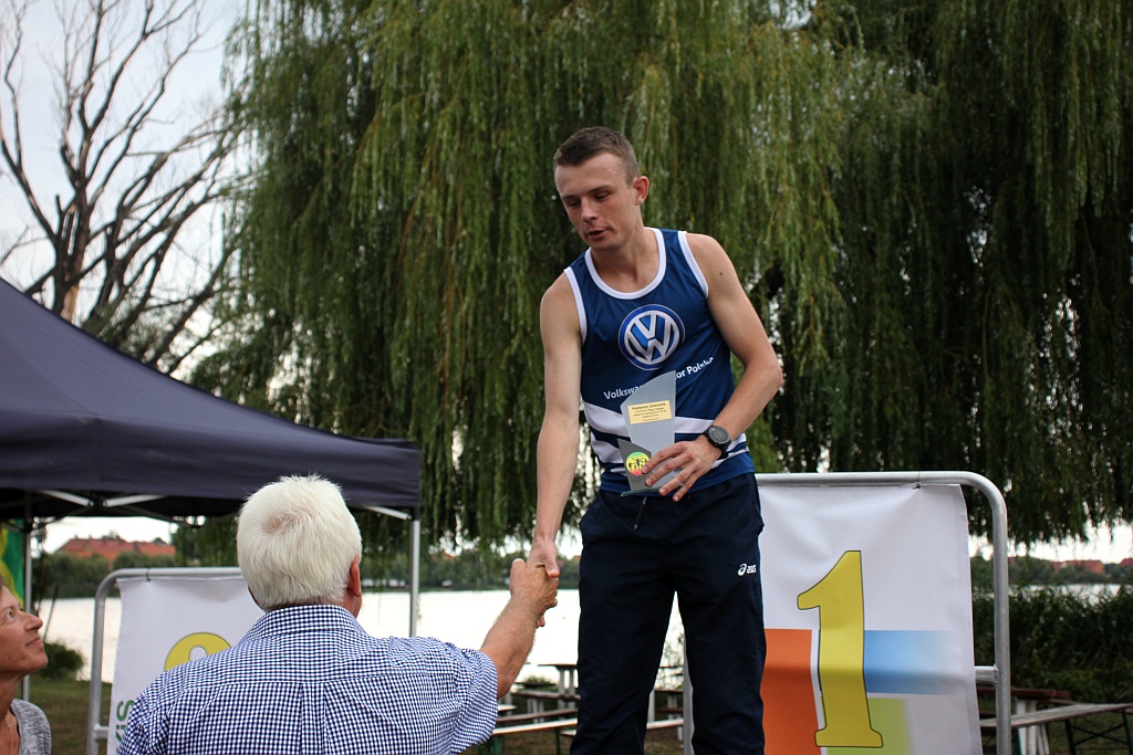 IV Kunicki Bieg Reggae - ceremonia wręczenia nagród na jeziorem