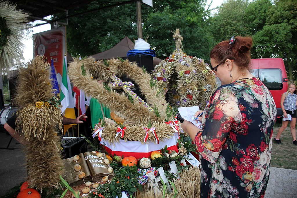 Mieszkańcy gminy Ruja bawią się na dożynkach w Tyńcu