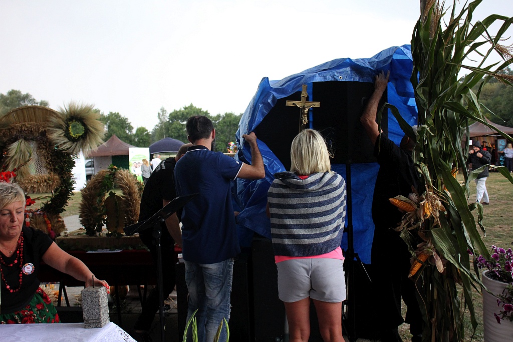 Mieszkańcy gminy Ruja bawią się na dożynkach w Tyńcu