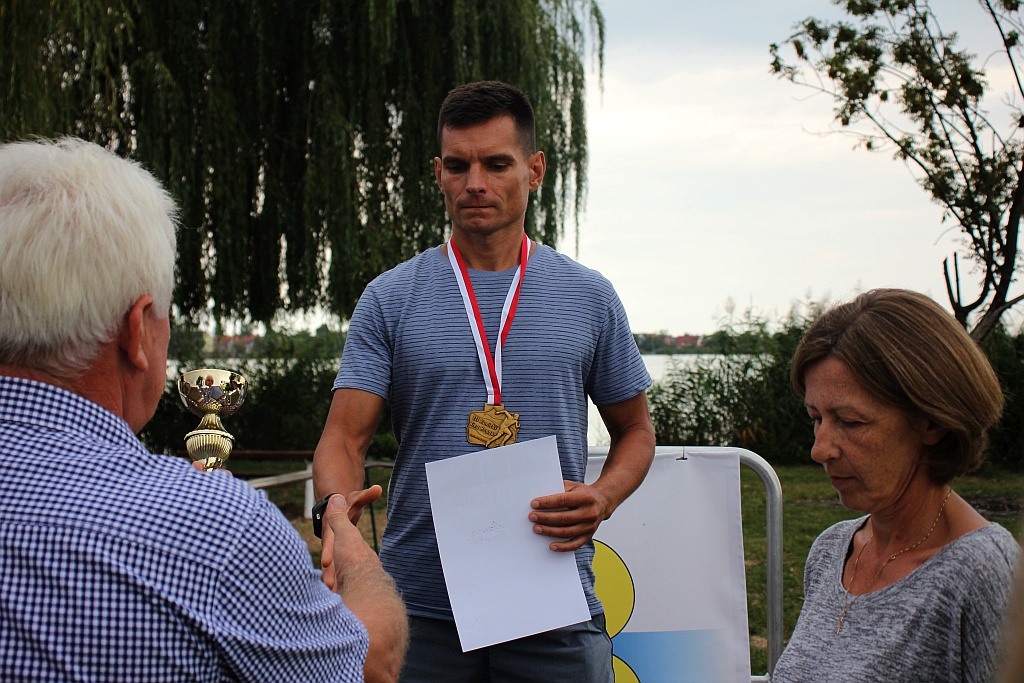 IV Kunicki Bieg Reggae - ceremonia wręczenia nagród na jeziorem