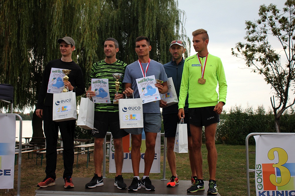 IV Kunicki Bieg Reggae - ceremonia wręczenia nagród na jeziorem