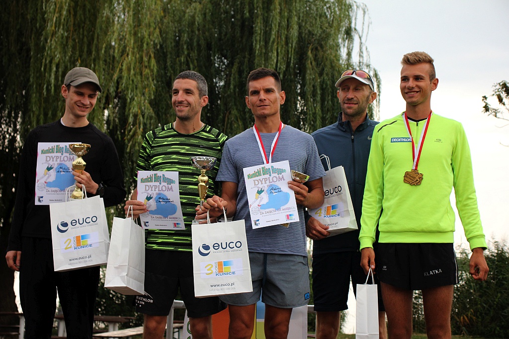 IV Kunicki Bieg Reggae - ceremonia wręczenia nagród na jeziorem