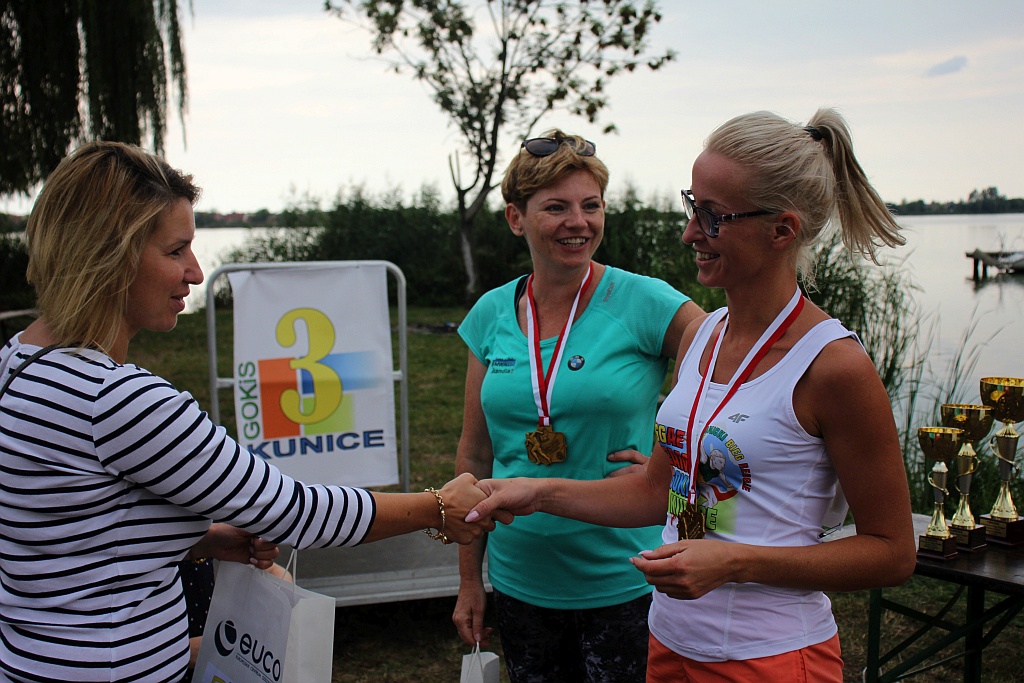 IV Kunicki Bieg Reggae - ceremonia wręczenia nagród na jeziorem