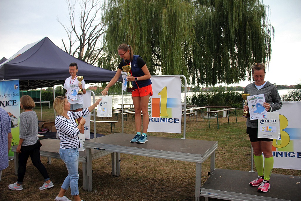 IV Kunicki Bieg Reggae - ceremonia wręczenia nagród na jeziorem
