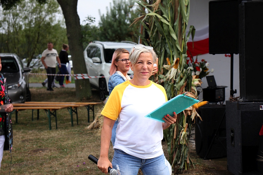 Mieszkańcy gminy Ruja bawią się na dożynkach w Tyńcu
