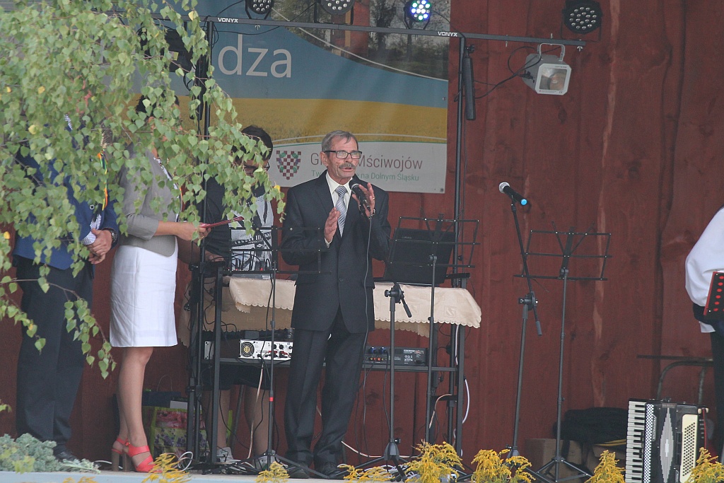 Mieszkańcy Snowidzy bawią się na dożynkach