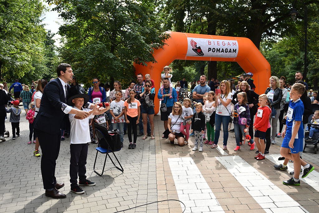 Ponad trzysta osób pobiegło charytatywnie dla Maćka Brdaka