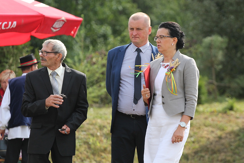 Mieszkańcy Snowidzy bawią się na dożynkach