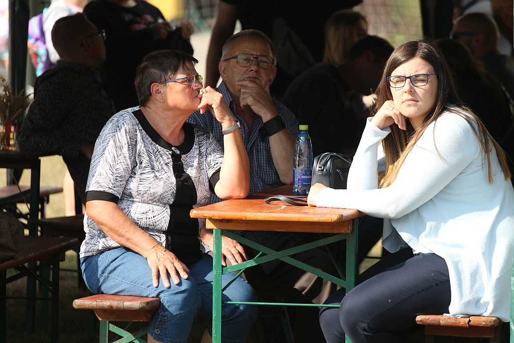 Mieszkańcy Snowidzy bawią się na dożynkach