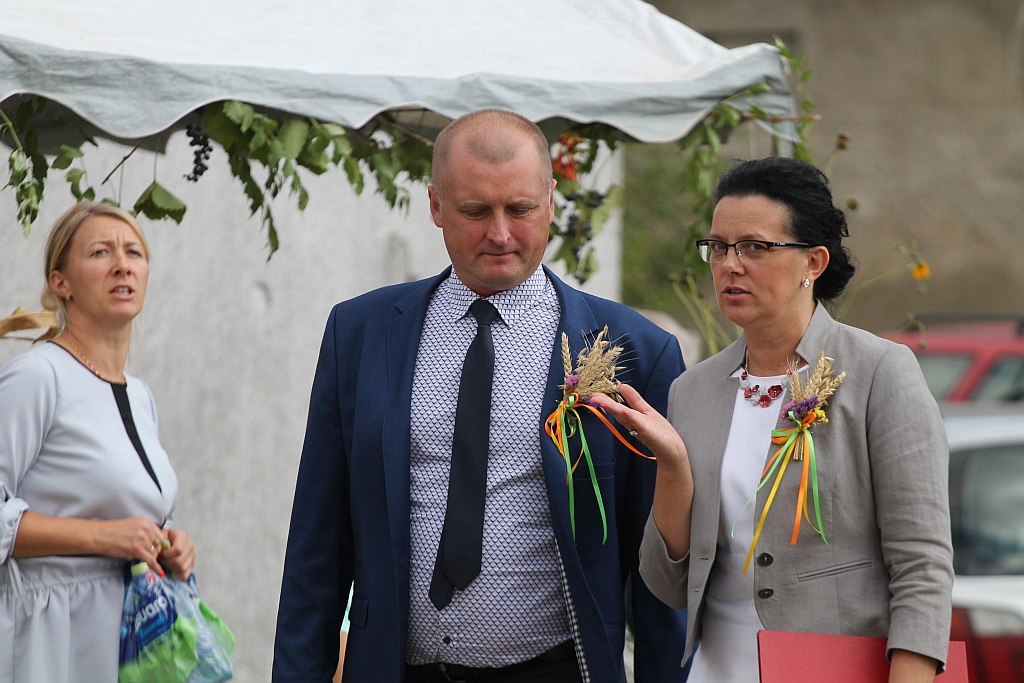 Mieszkańcy Snowidzy bawią się na dożynkach