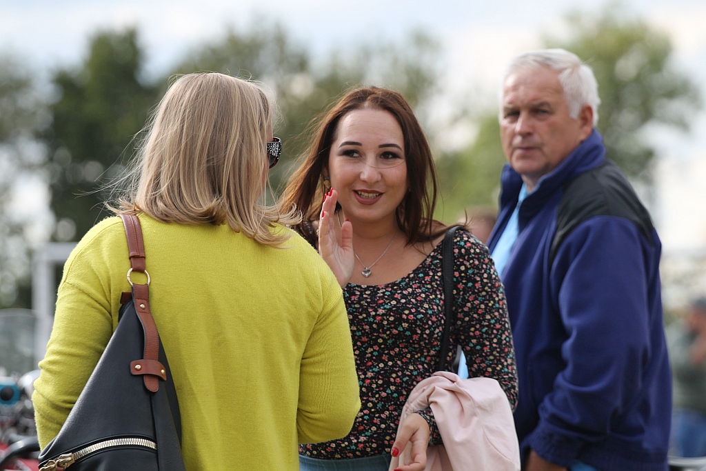 Mieszkańcy Snowidzy bawią się na dożynkach